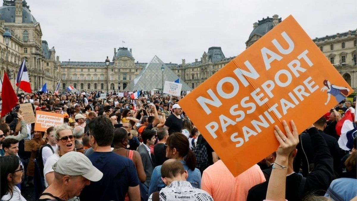У Франції 3000 невакцинованих медичних працівників звільнено з роботи