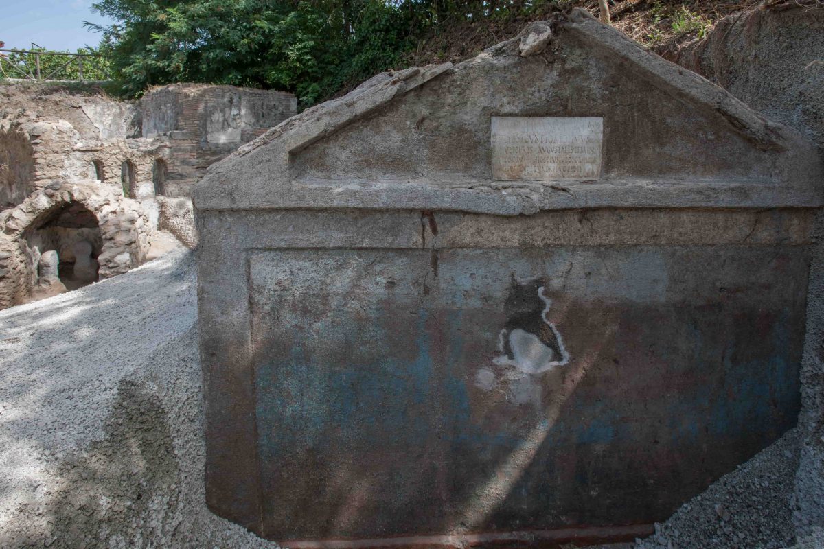 Сенсационное открытие в Помпеях. Обнаружена гробница с наполовину мумифицированными останками человека
