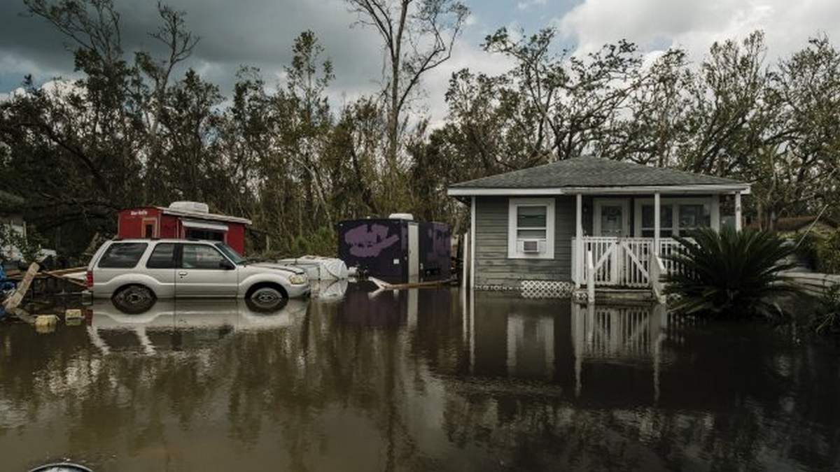 Луизиана течение месяца остается без электричества и воды