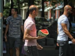 Забризканий інсектицидом кавун з супермаркету вбив бабусю та онука
