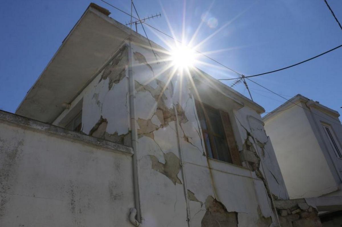 The village, which was affected by the earthquake on the island of Crete, fell by 15 centimeters