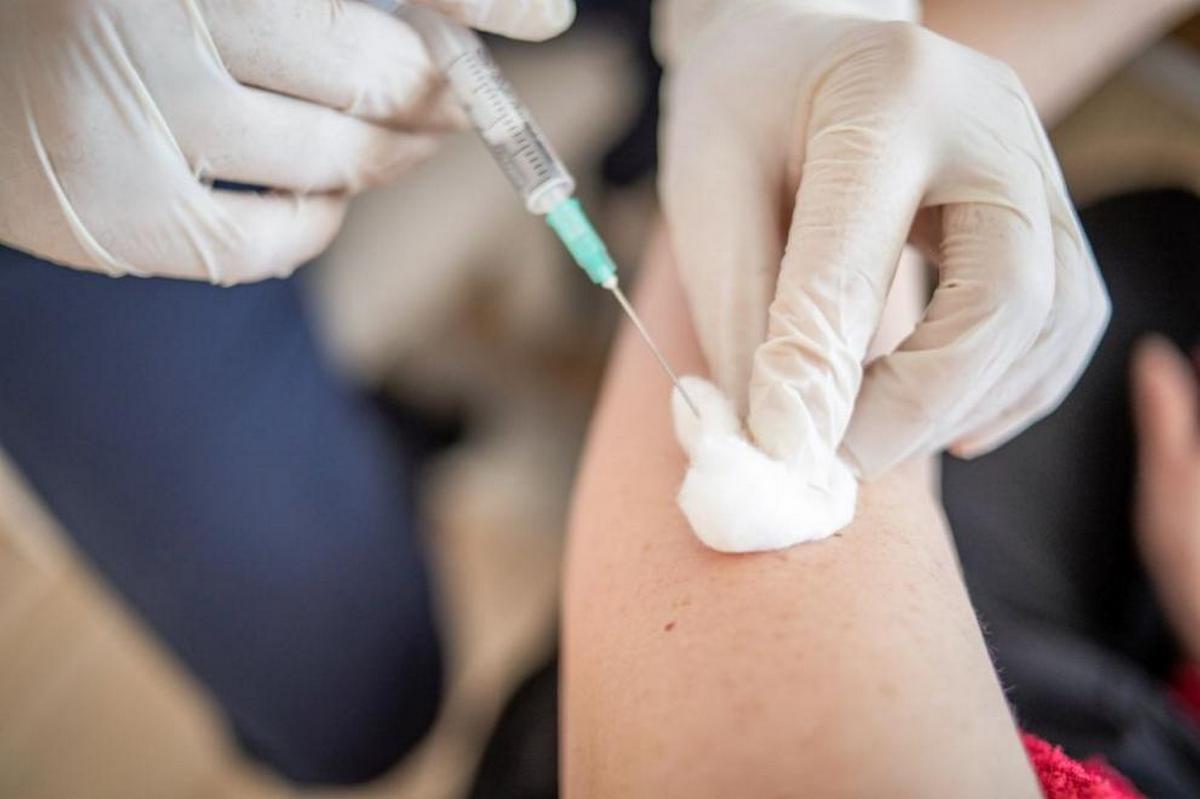 Словения временно приостанавливает вакцинацию одной из вакцин из-за смерти молодой женщины