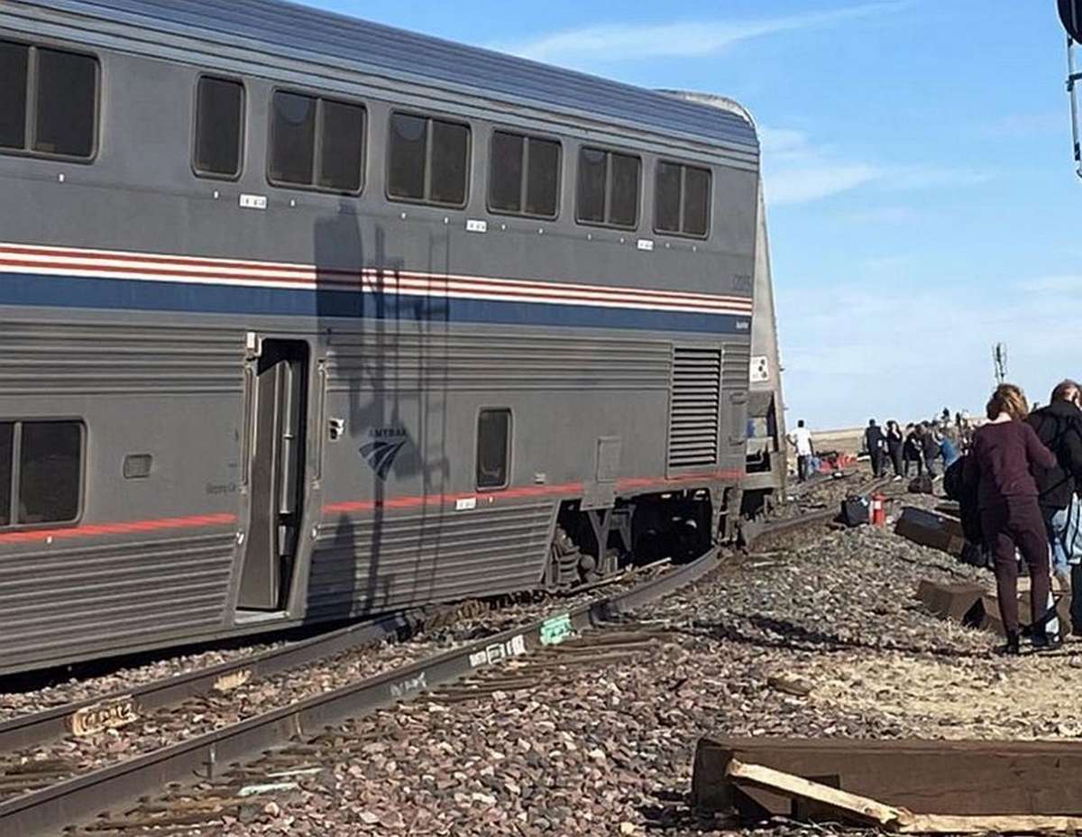 A passenger train derailed in the United States, killing and injuring more than 50