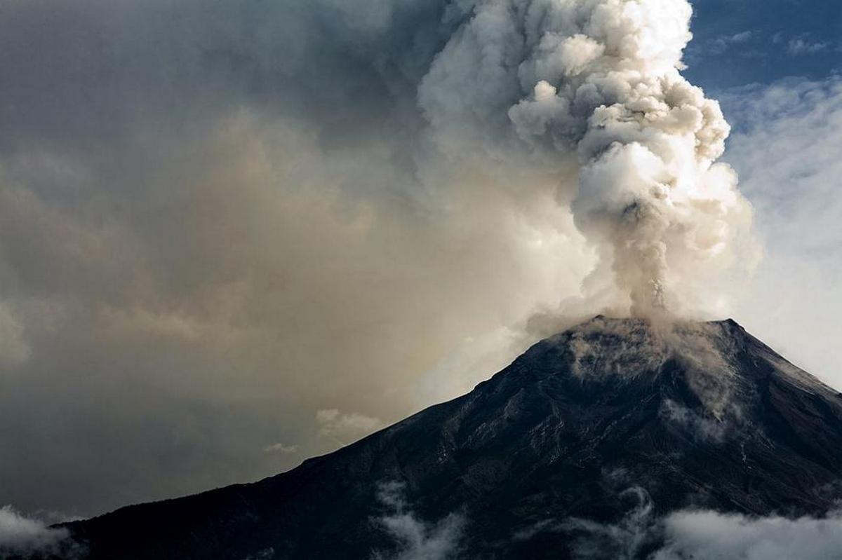 Эвакуируют 10000 человек из-за мощного извержения вулкана на Канарских островах (ВИДЕО)
