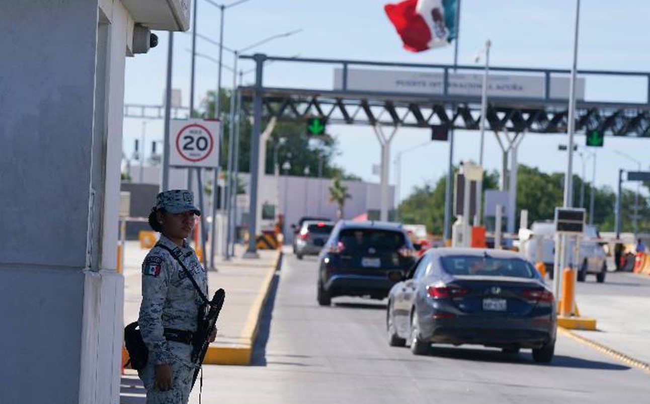 Fourteen Mexican soldiers who accidentally crossed the US border were detained in Texas