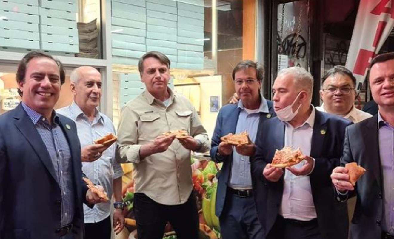 The president of Brazil was forced to eat on the street due to lack of vaccination