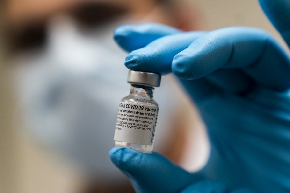 США одобрили третью дозу вакцины Pfizer