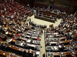 Protest in the Italian parliament against the introduction of green passports
