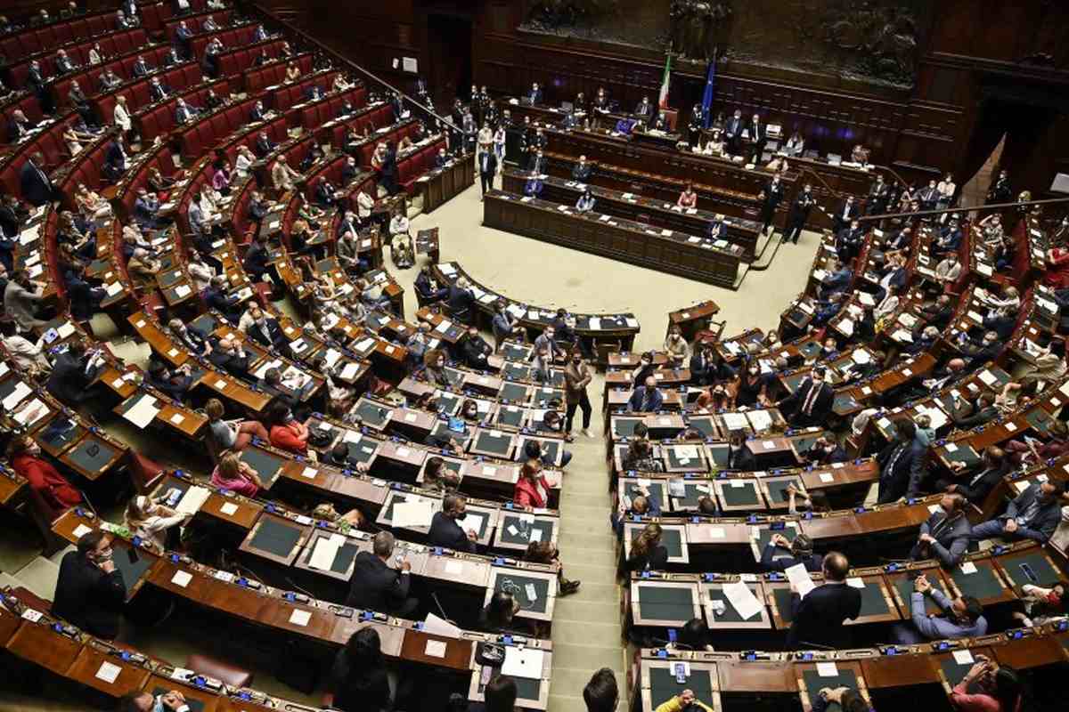 Protest in the Italian parliament against the introduction of green passports