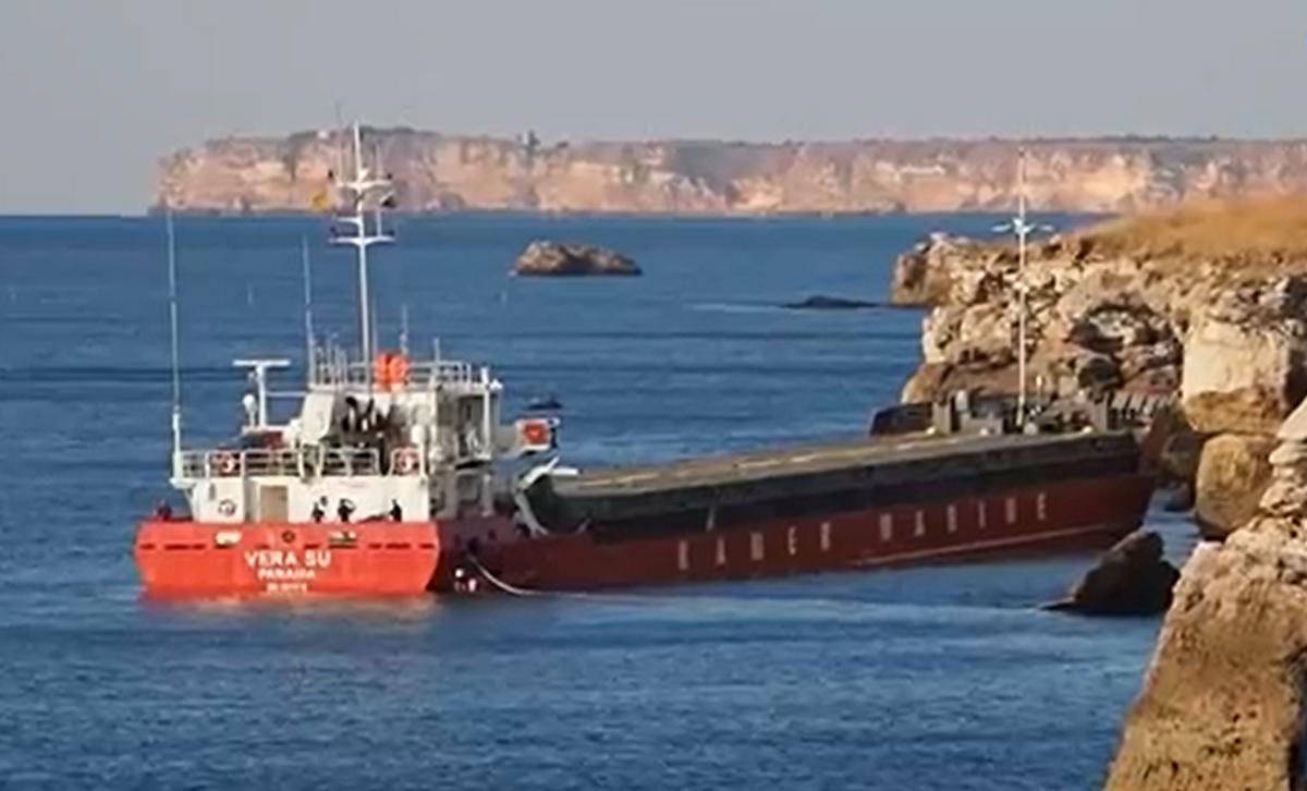 A dry cargo coming from Ukraine ran aground in Bulgaria began to leak