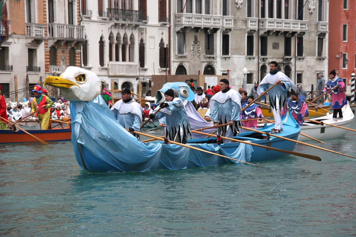 На улицы Венеции вернулся праздничный дух (Видео)