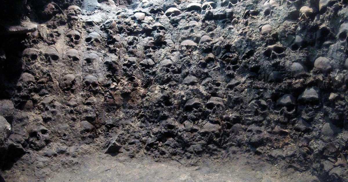 Huge tower made of human skulls discovered in Mexico City (Video)