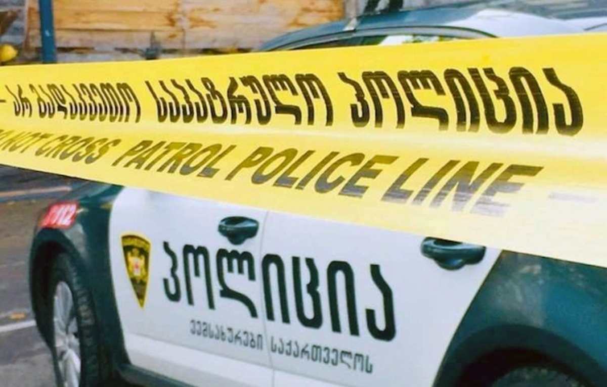 В місті Кварелі грабіжник з гранатою увірвався у відділення «Банку Грузії», поліція оточила будівлю