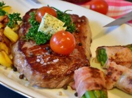 Кофе с молоком, картофель с мясом и помидоры с огурцами - опасные сочетания