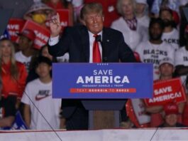 Дональд Трамп (президент США з 20 січня 2017 року по 20 січня 2021 роки) знову заявив, що він зупинив будівництво газопроводу "Північний потік - 2" і що нинішній президент Джо Байден дозволив це. "Я закрив трубопровід з Росії в Європу, а потім прийшов Байден і одним з перших справ, яке він зробив, було відкриття цього трубопроводу. Але він закрив наш трубопровід Keystone XL. Він закрив його і дозволив будівництво найбільшого трубопроводу з Росії до Європи, в основному в Німеччину ", - сказав Трамп в інтерв'ю Fox News. Раніше США заявили, що вирішили не вводити санкції проти німецької компанії, що експлуатує трубопровід, хоча як і раніше вважають його будівництво поганою ідеєю, нагадує BGNES. США і Німеччина опублікували спільну заяву, в якій говориться, що вони будуть підтримувати енергетичну незалежність України, яка може втратити гроші від транзиту російського газу після завершення будівництва "Північного потоку-2".