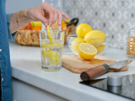 Water with lemon and its miracles for health