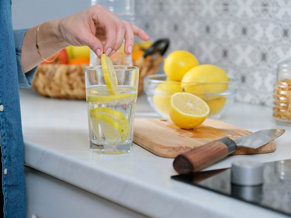Water with lemon and its miracles for health
