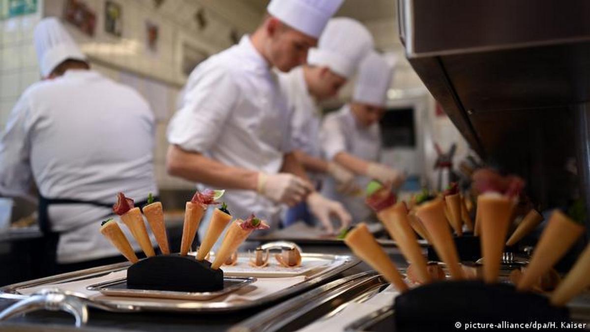Німеччина відчайдушно шукає більше 17 000 кухарів. Але які зарплати?