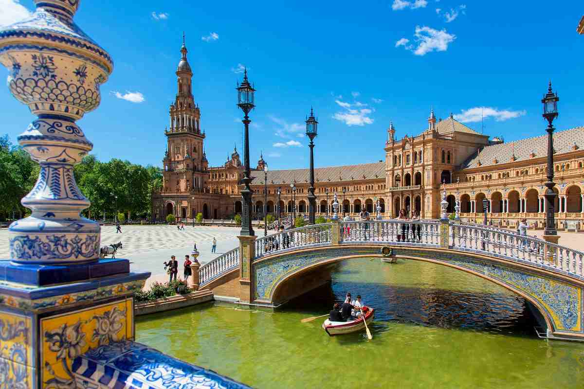 Улюблене місце туристів, Іспанська площа прикрашена гарною андалузькою плиткою. (Зображення: GETTY)