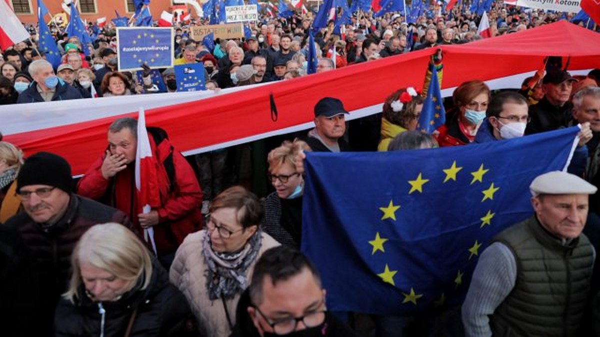 В Польше массовые демонстрации в поддержку членства страны в ЕС