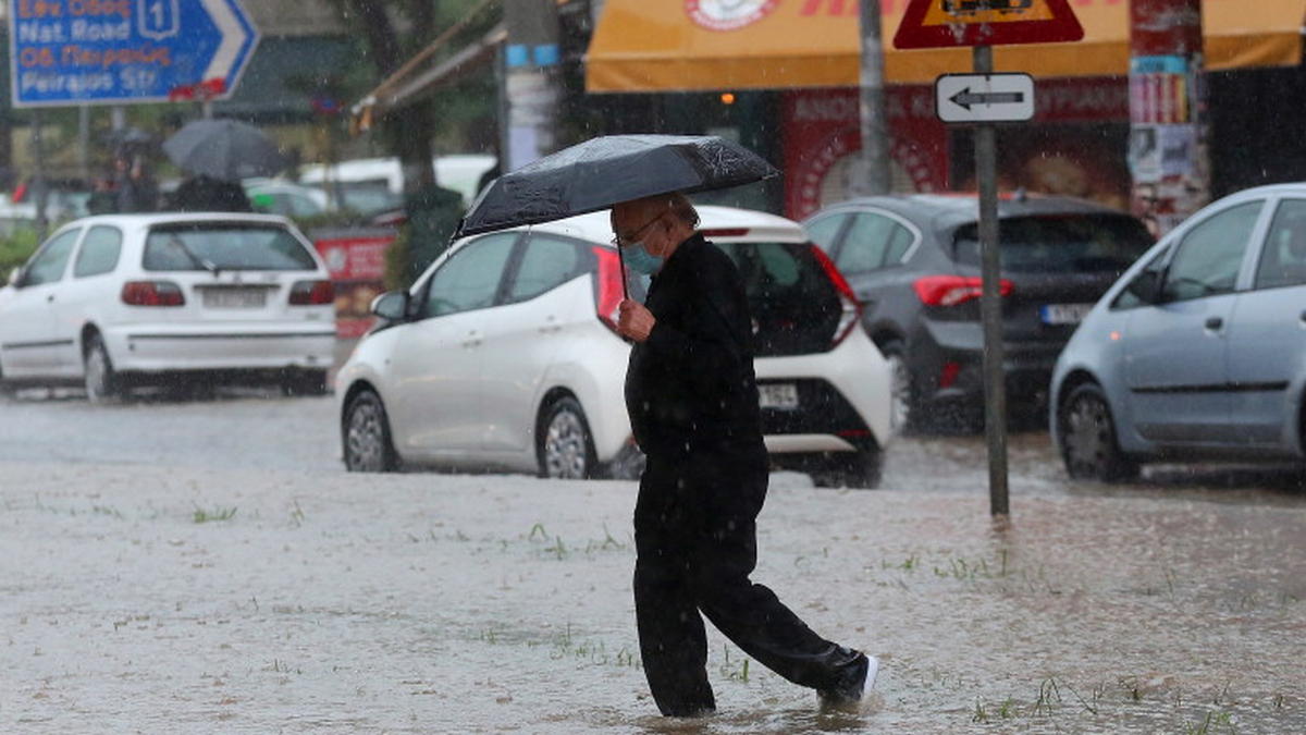 Афины закрывают школы и государственные службы за плохой погоды