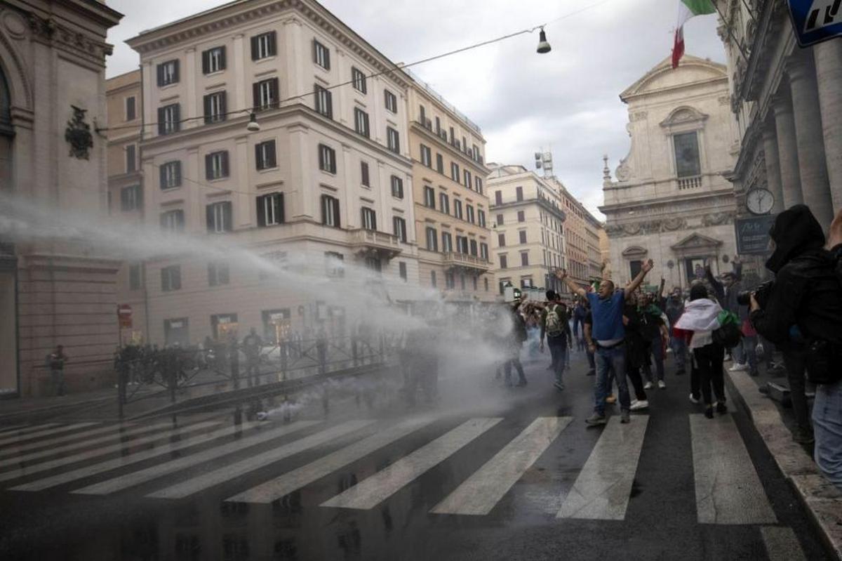 Тысячи людей протестовали в Риме против паспорта здоровья (ФОТО)