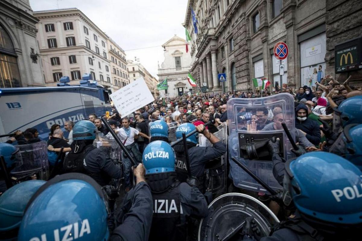 Тисячі людей протестували в Римі проти паспорта здоров'я (ФОТО)