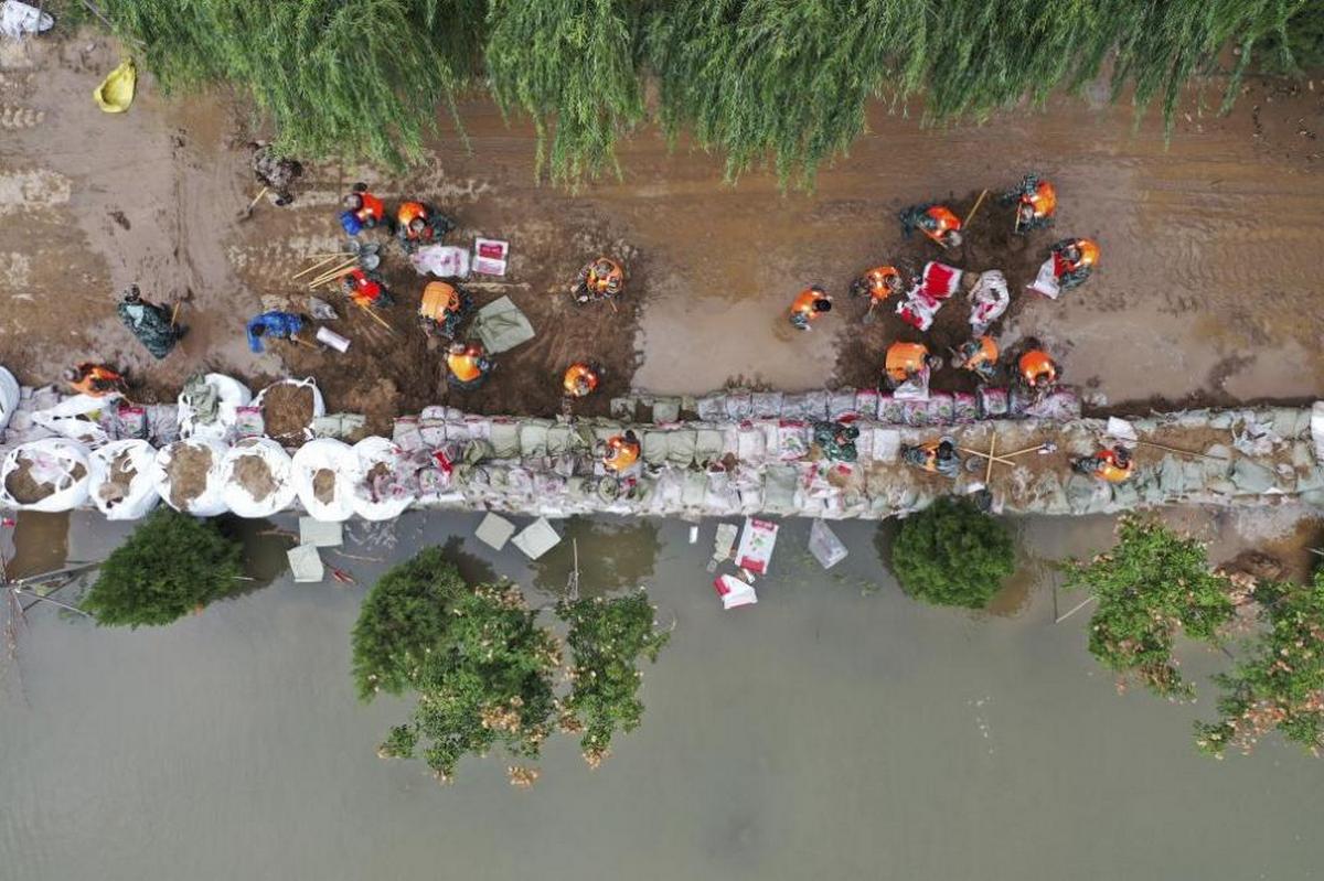 Сильные дожди привели к эвакуации 120 000 человек в Китае (ФОТО)