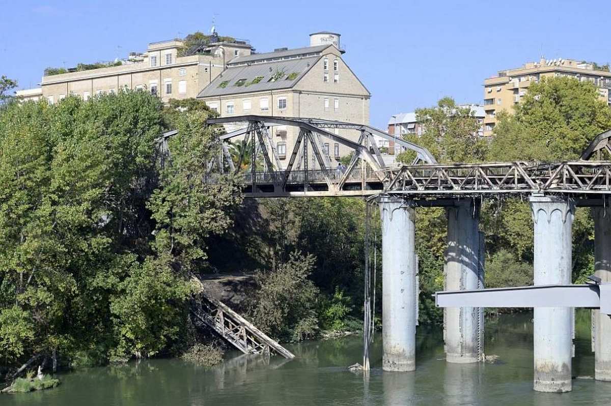Heavy fire almost destroyed the iconic bridge in Rome (Video)