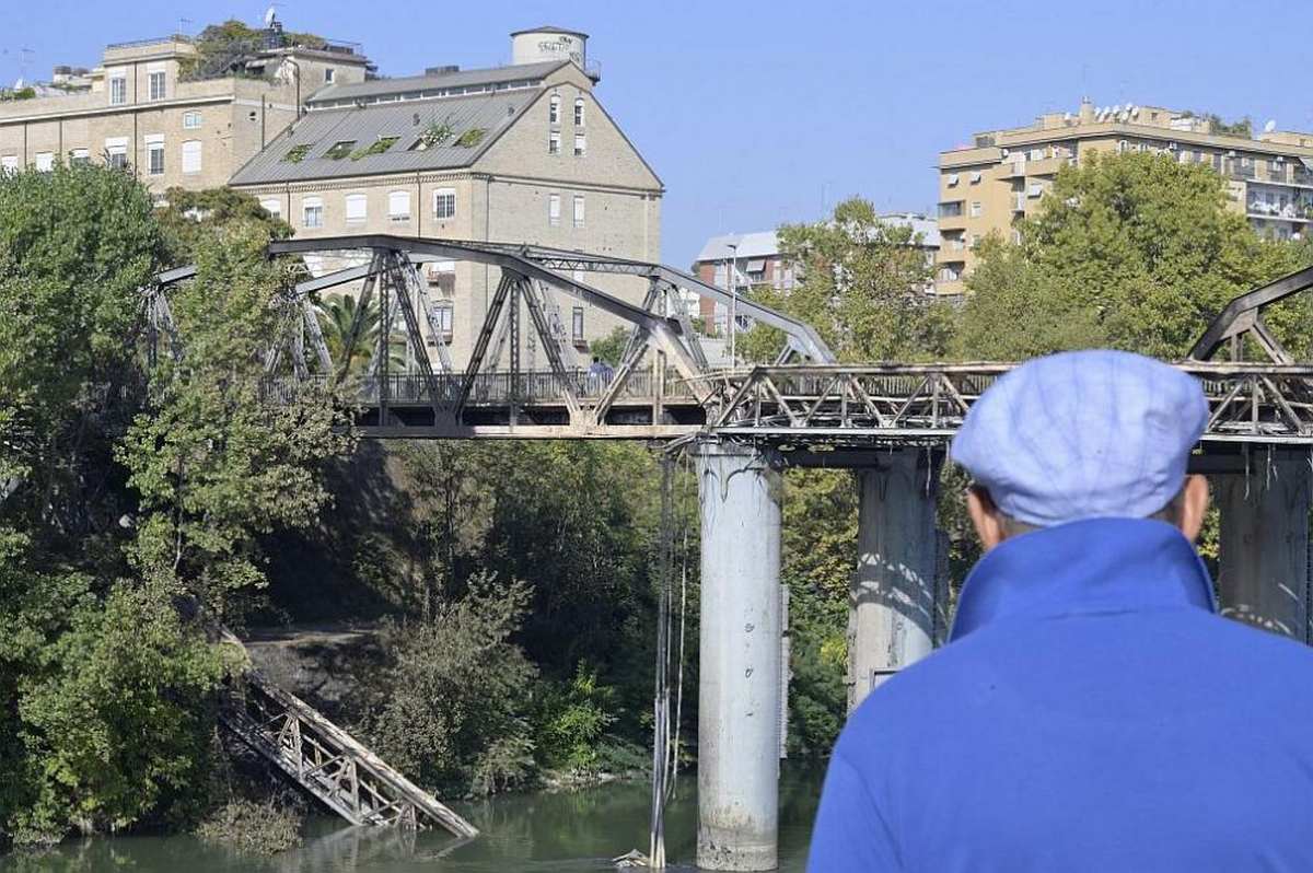Heavy fire almost destroyed the iconic bridge in Rome (Video)