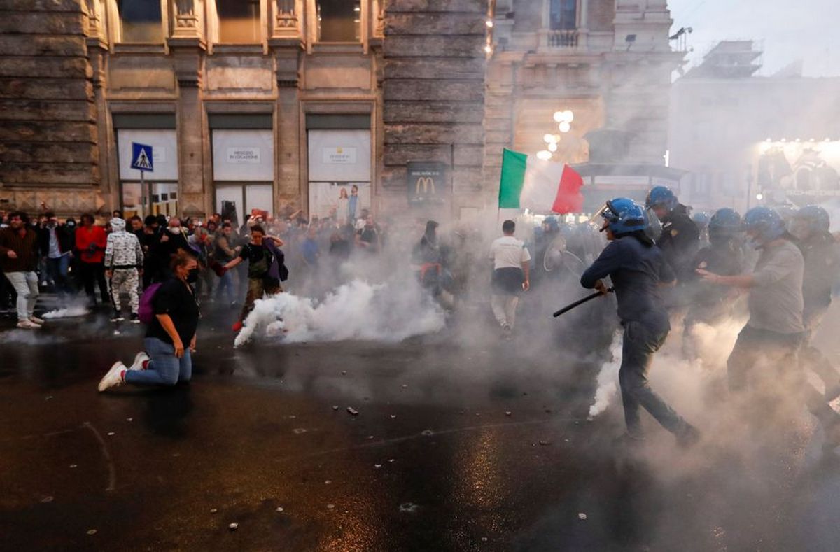 Поліція в Римі розганяє водометами і сльозогінним газом демонстрантів проти сертифікатів COVID