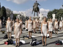 Dozens of stewardesses undressed right in the center of Italy in protest (Photo)