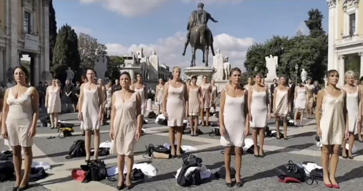 Dozens of stewardesses undressed right in the center of Italy in protest (Photo)