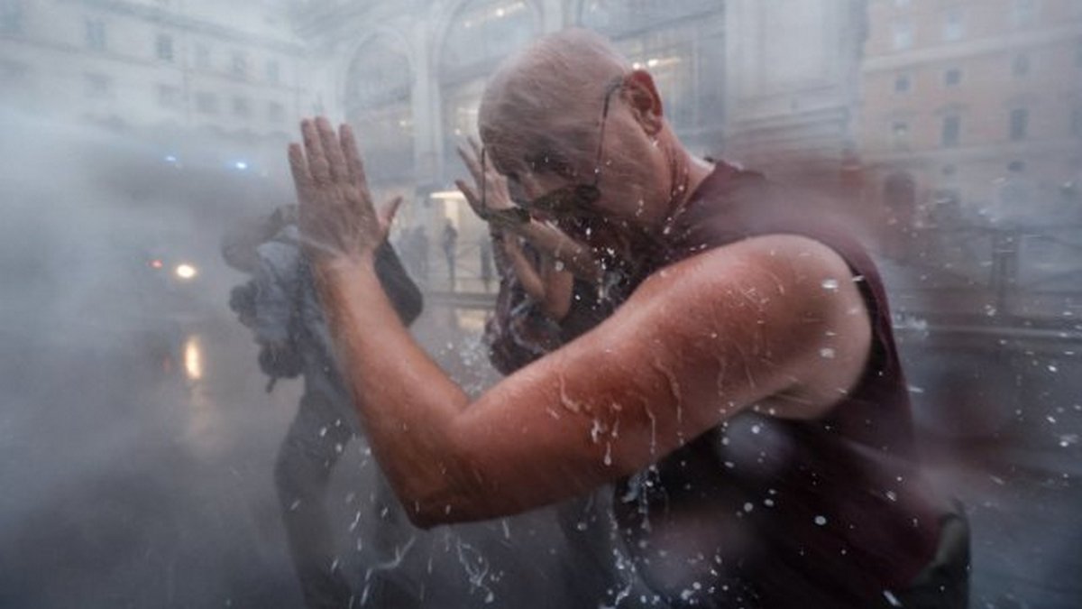 Police in Rome disperse demonstrators against COVID certificates with water cannons and tear gas
