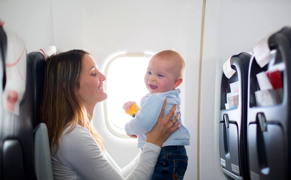 Стюардеса розповіла, які місця краще вибирати пасажирам з маленькими дітьми