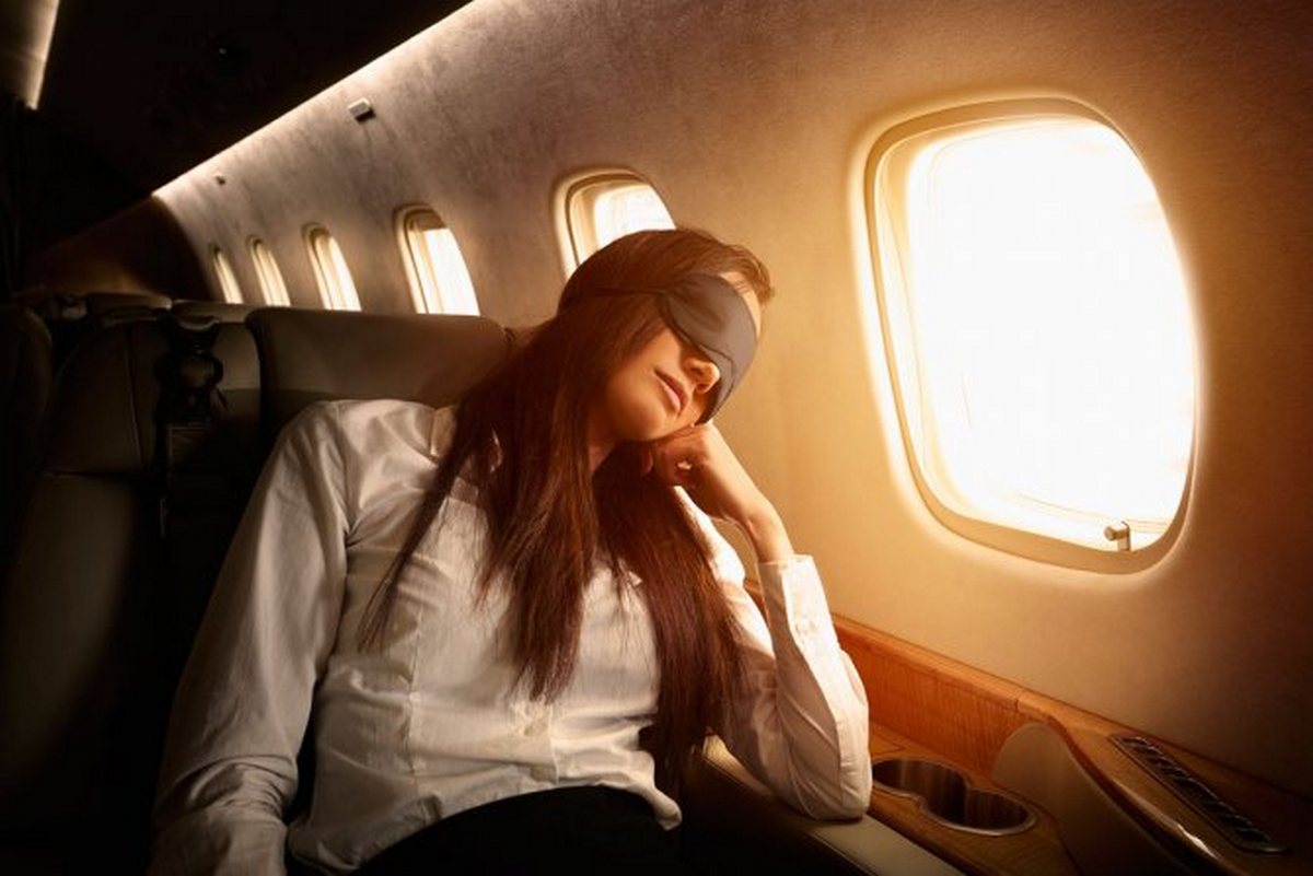 Це просто бридко: стало відомо, чому в літаках не можна спати, притулившись до вікна