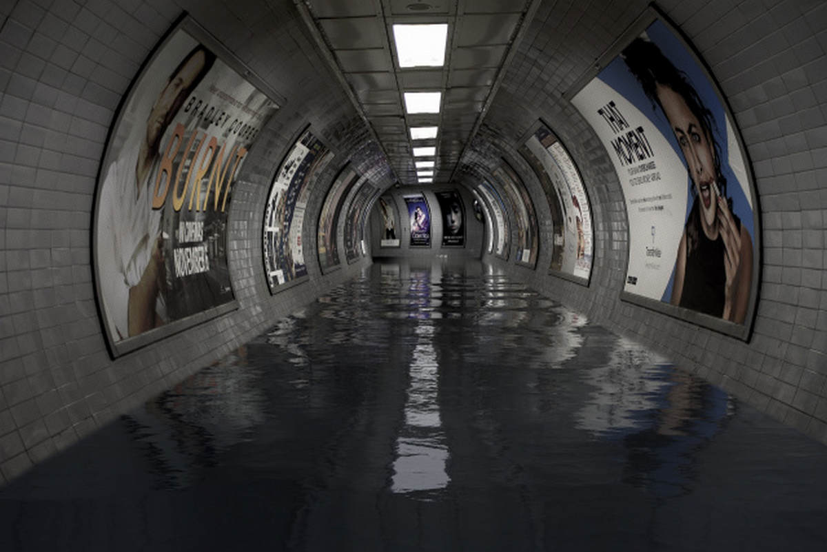 Транспортный хаос из-за наводнения в Лондоне (видео)