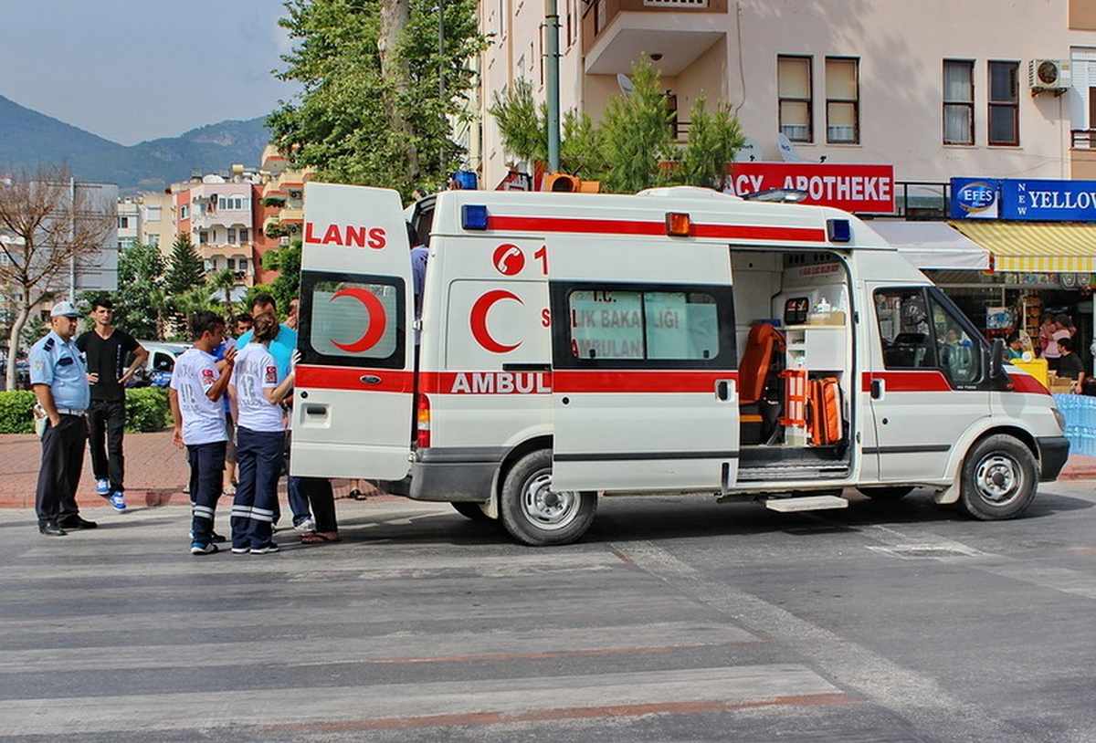 Туристів в Туреччині попередили про небезпечненашестя: постраждалих відвозять в лікарню