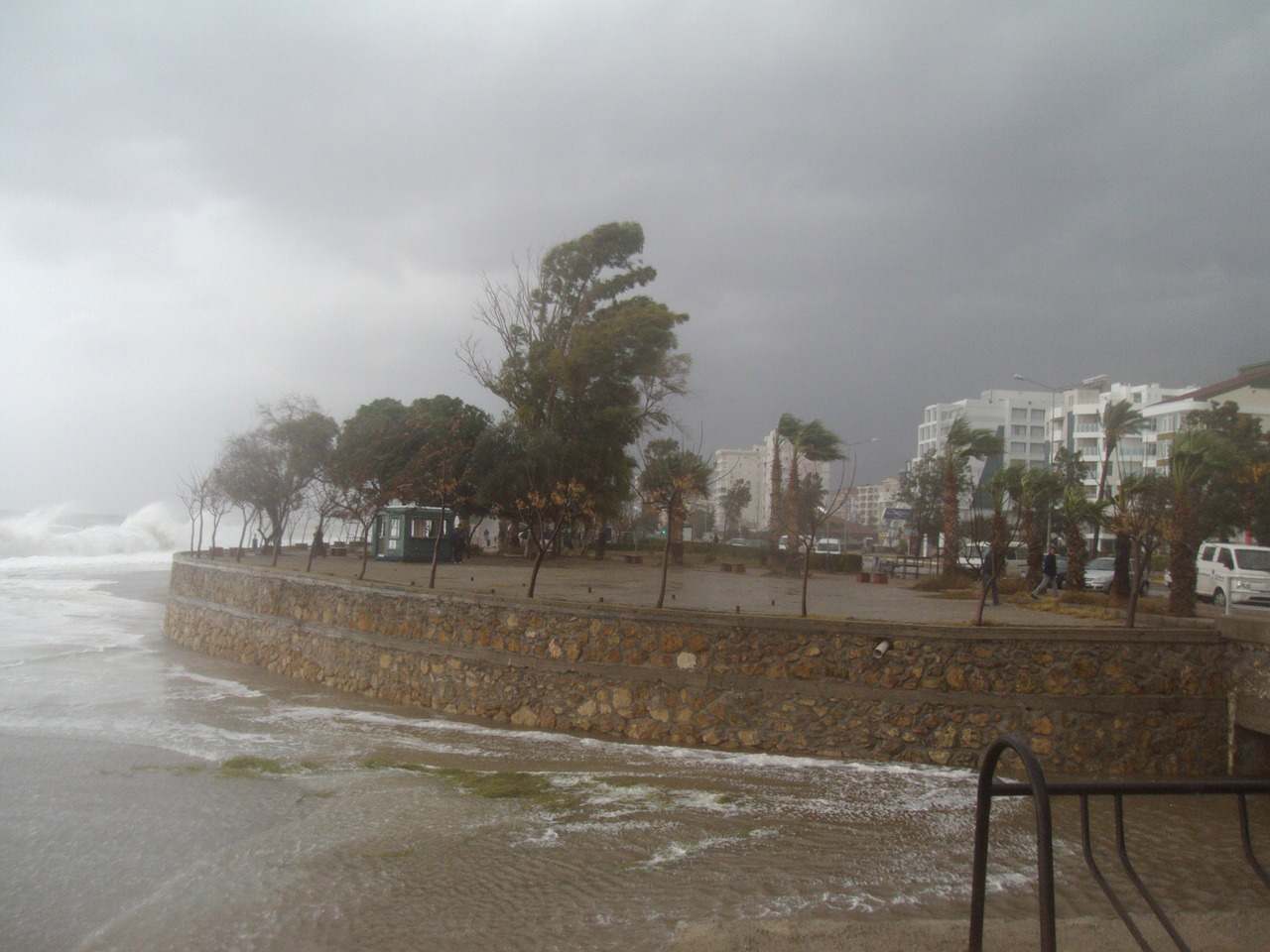 Всім залишатися в готелях: туристи в Анталії отримали попередження про майбутню повінь і торнадо