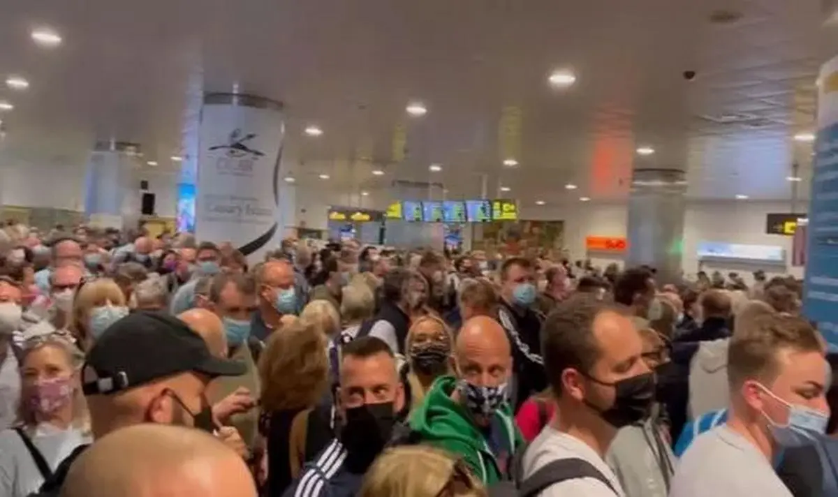 Это издевательство, мы здесь как селедка в бочке: в аэропорту популярного курорта начался хаос