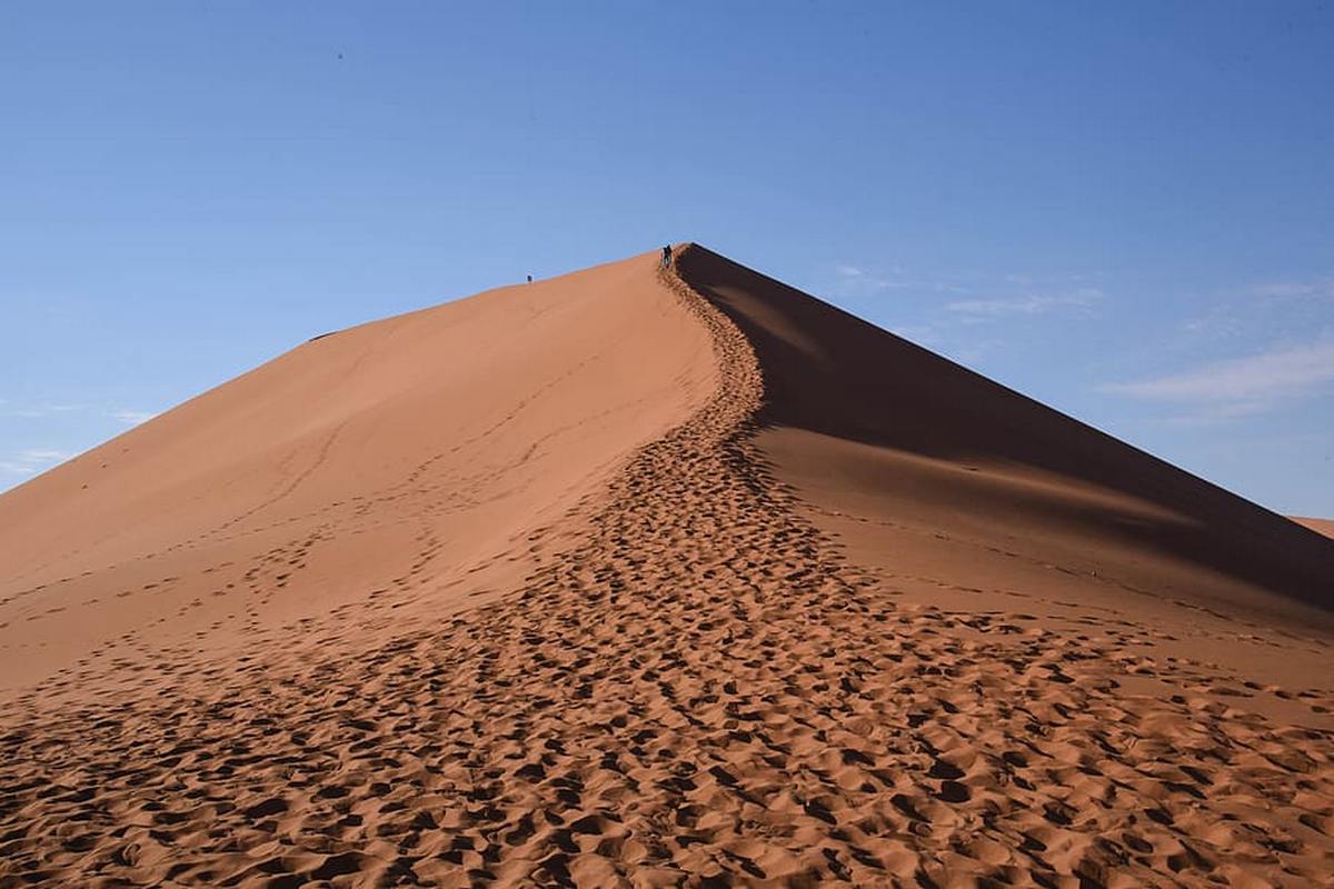 Туристів звинуватили у брудних та непристойних діях у піщаних дюнах 