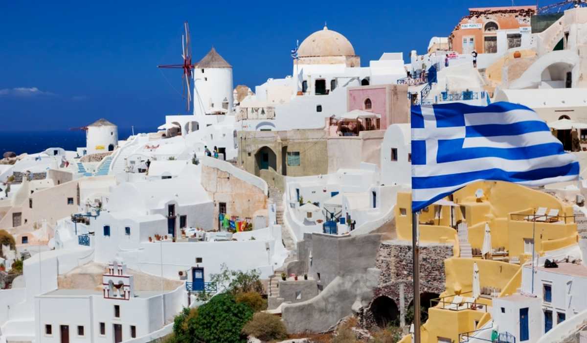 Тільки продукти, аптека та тютюн: у Греції запровадили нові обмеження
