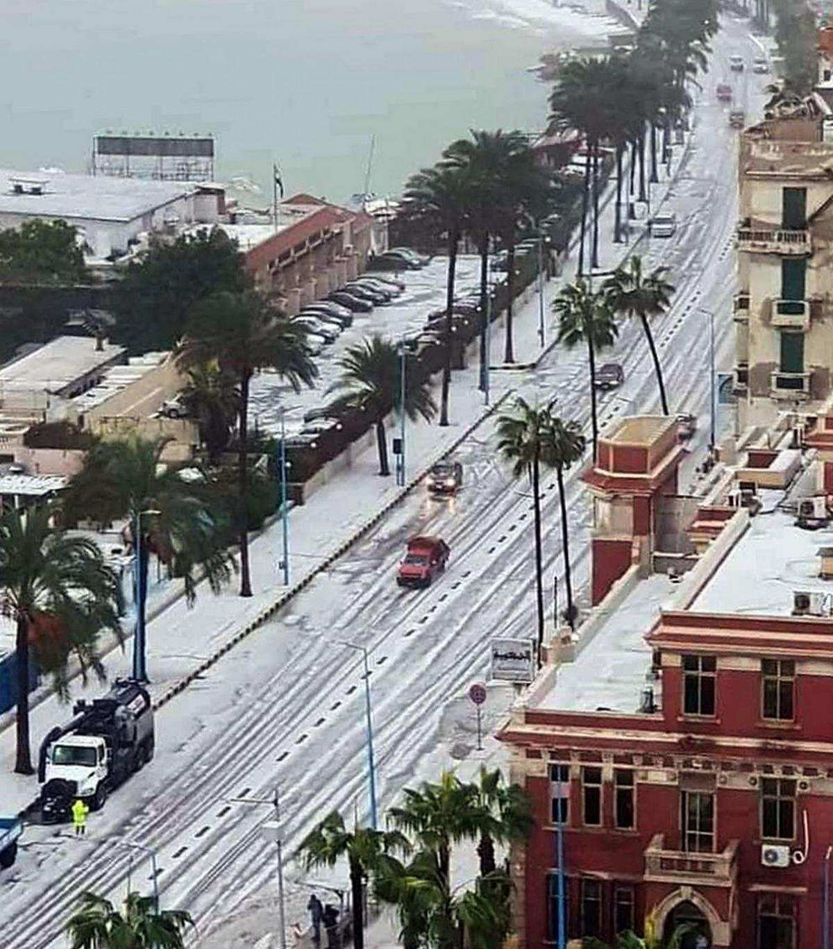 Рідкісна аномалія: сніг накрив місто у Єгипті (ФОТО)
