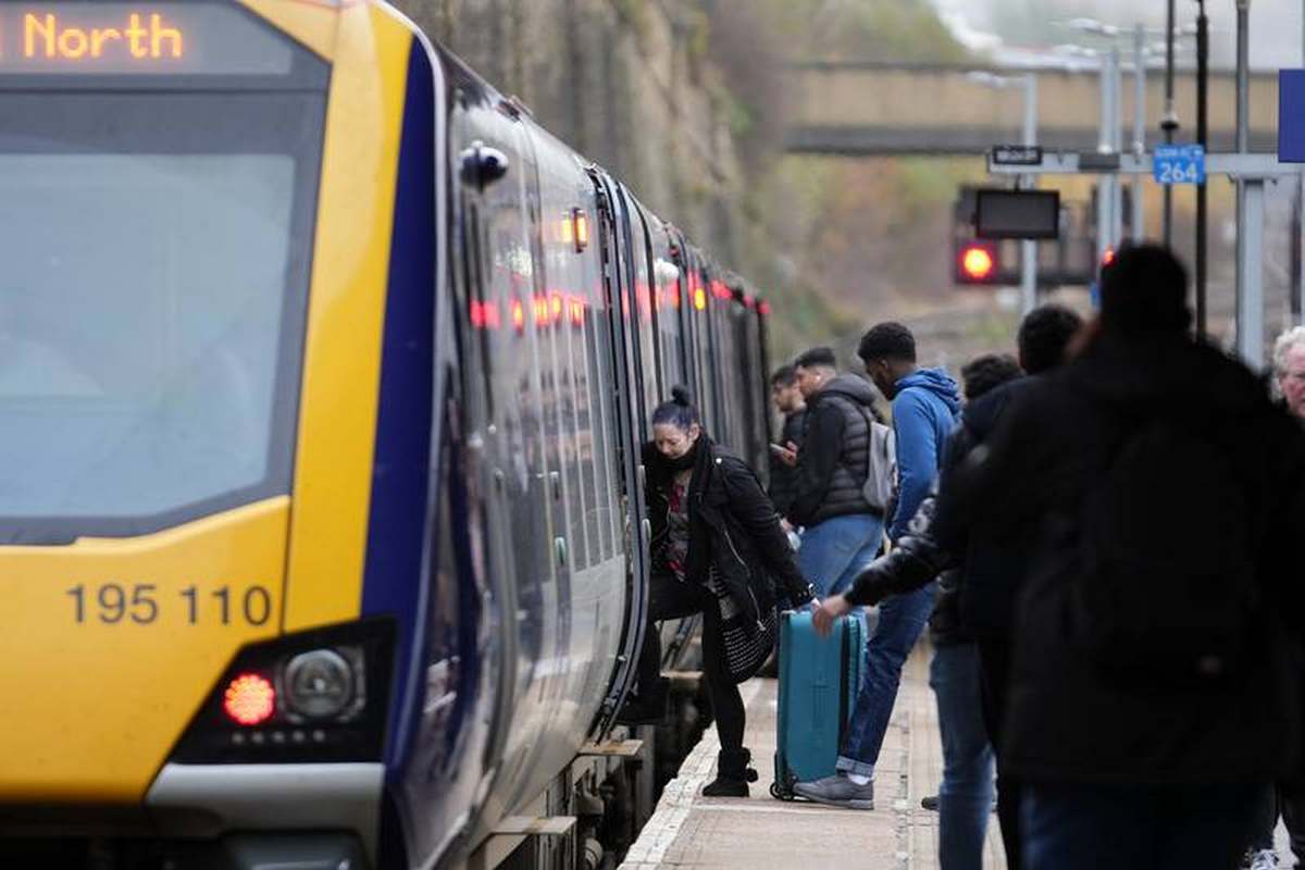 Жахливі різдвяні подорожі для мільйонів людей через збої в залізничних та авіаперевезеннях у Великій Британії