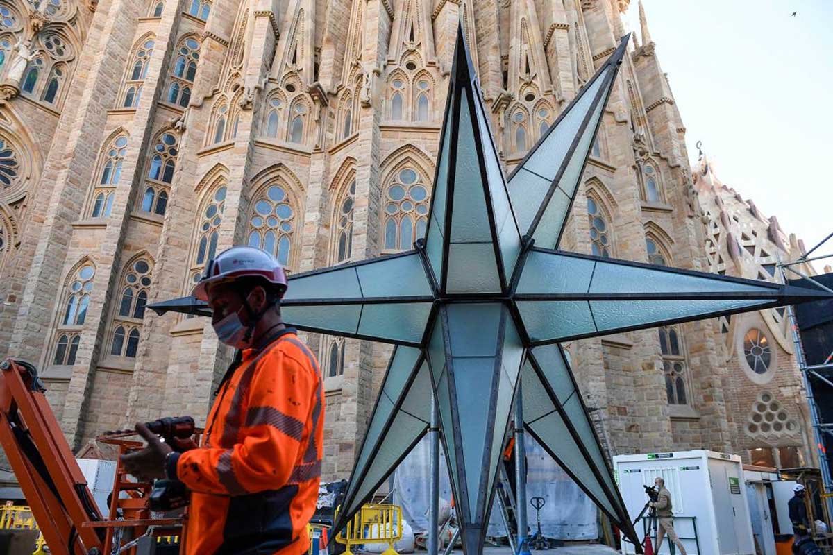 Барселонский храм Святого Семейства увенчан большой светящейся звездой