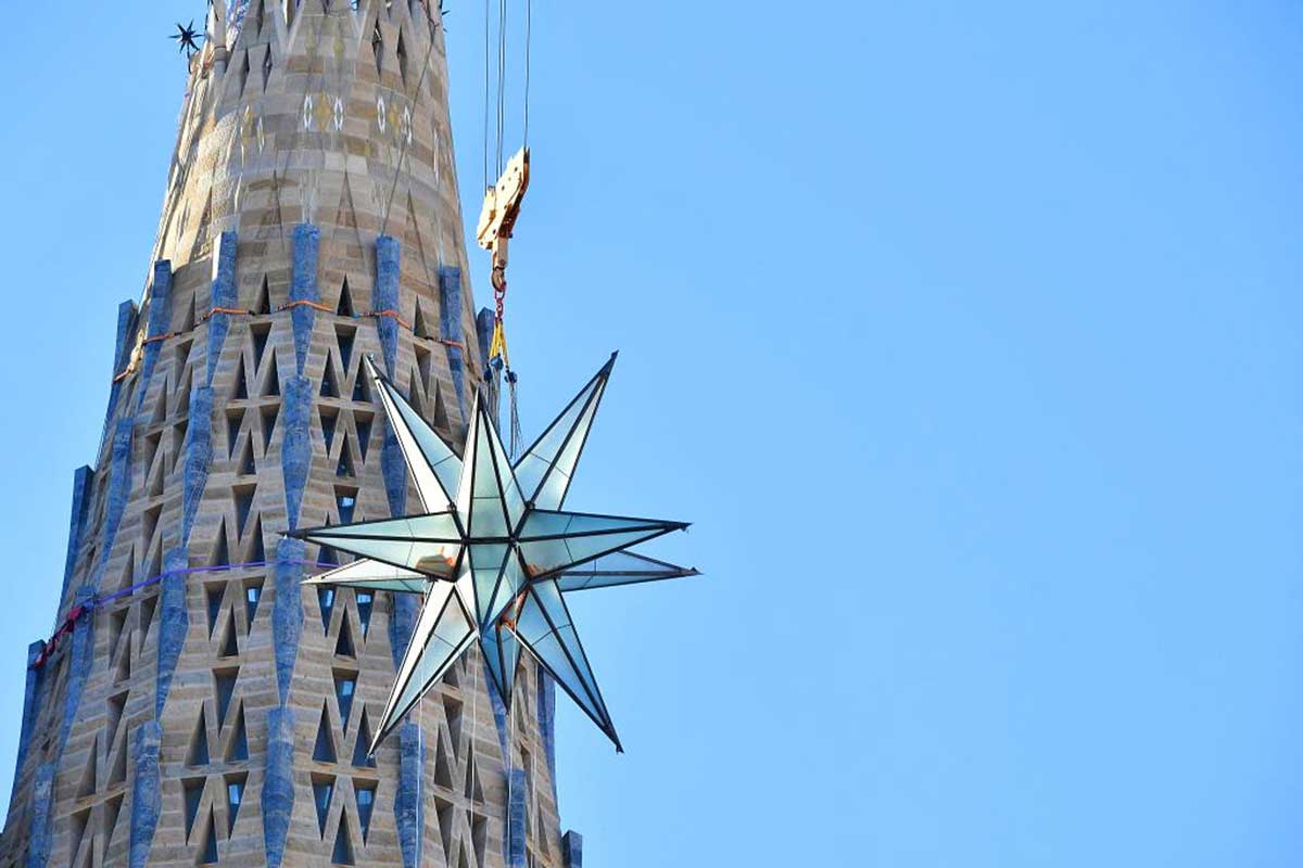 Барселонский храм Святого Семейства увенчан большой светящейся звездой