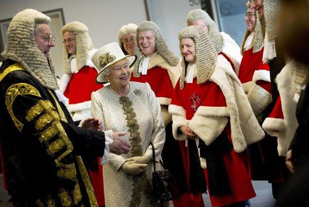 Королева дозволила Меган Маркл зруйнувати британську судову систему