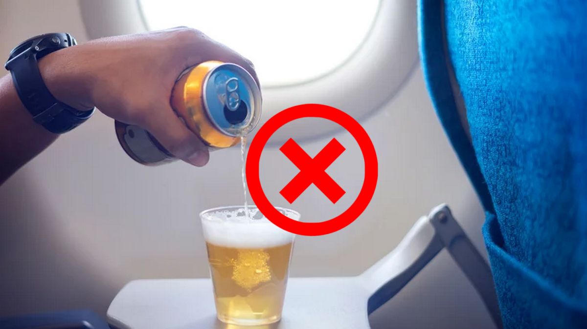 Алкоголь у літаку: лікар розповів, чому варто двічі подумати, перш ніж його вживати