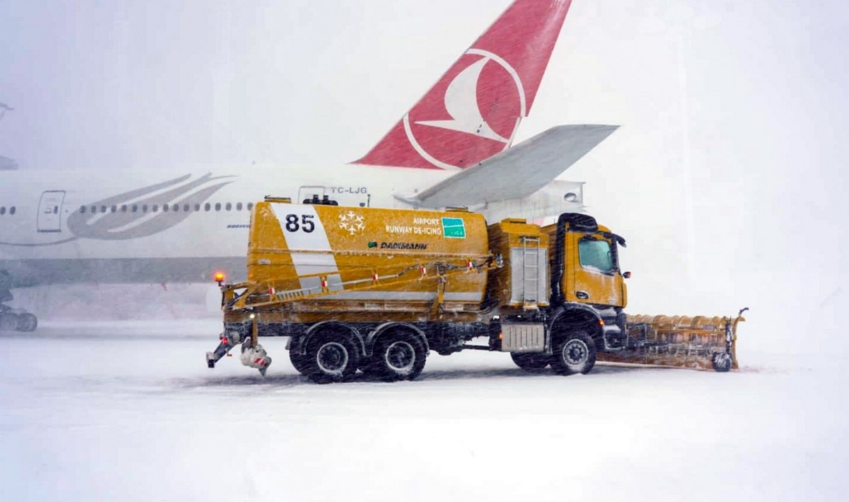 Через негоду призупинено всі рейси: аеропорт Стамбула завалило снігом