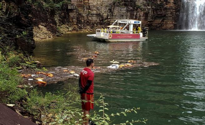 Бразилія: трагедія на озері Фурнаш. Є загиблі, ведуться пошуки 20 туристів (Відео)